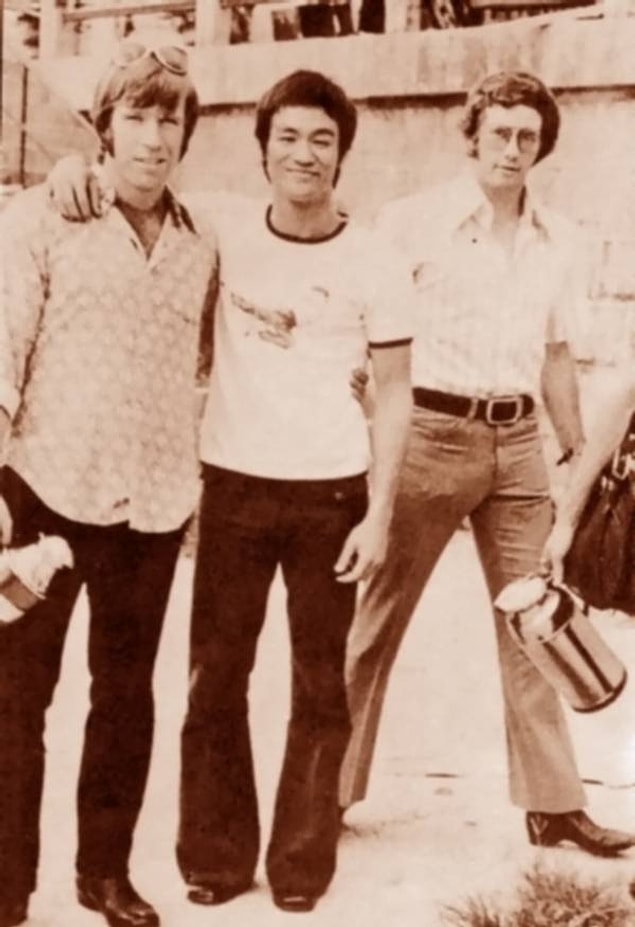 9. Dövüş-aksiyon filmlerinin iki ustası bir arada: Chuck Norris ve Bruce Lee