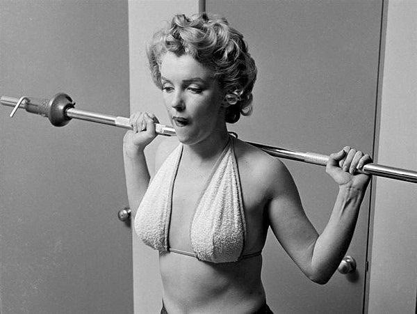 10. Havlu bikinisiyle spor yapan Marilyn Monroe