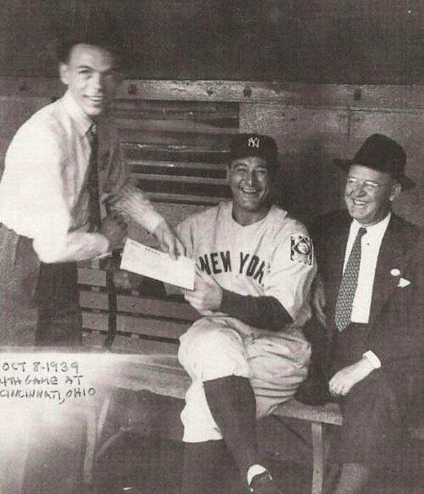 14. New York Yankees'in yıldızı Lou Gehrig'ten imza isteyen Frank Sinatra.