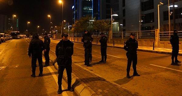 15. Banka önünde barikat kuran polisin, çalışanları içeri almadığı iddia edildi - 23:00