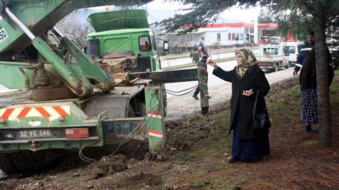 Vali Hüseyin Avni Coş'un Annesinden Tek Kişilik Ağaç Eylemi