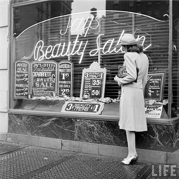 19. Son olarak 1940'ın incisi bu güzellik salonunun vitrini ve fiyat tabelası