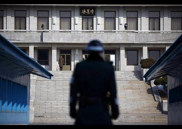 7. Bölgede Kuzey Kore askerleri (üstte solda) ve Güney Kore askerleri de sürekli yüz yüze bakıyor.