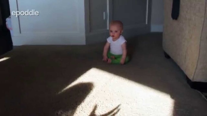 Babasının Elinin Gölgesinden Ürperen Şapşik Bebek