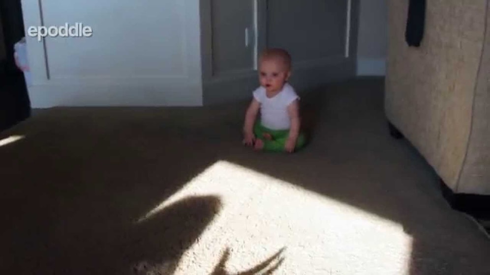 Babasının Elinin Gölgesinden Ürperen Şapşik Bebek