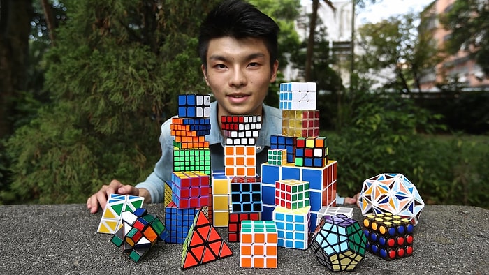 Rubik Küpü'nü Tek Eli ile Çözen Adam