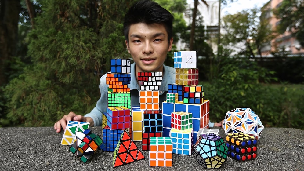Rubik Küpü'nü Tek Eli ile Çözen Adam