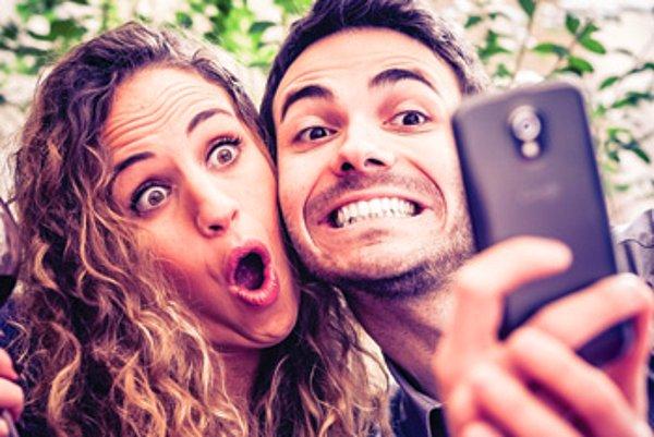 1. Selfie Çekinmeden Duramayan Bağımlı Çiftlerimiz
