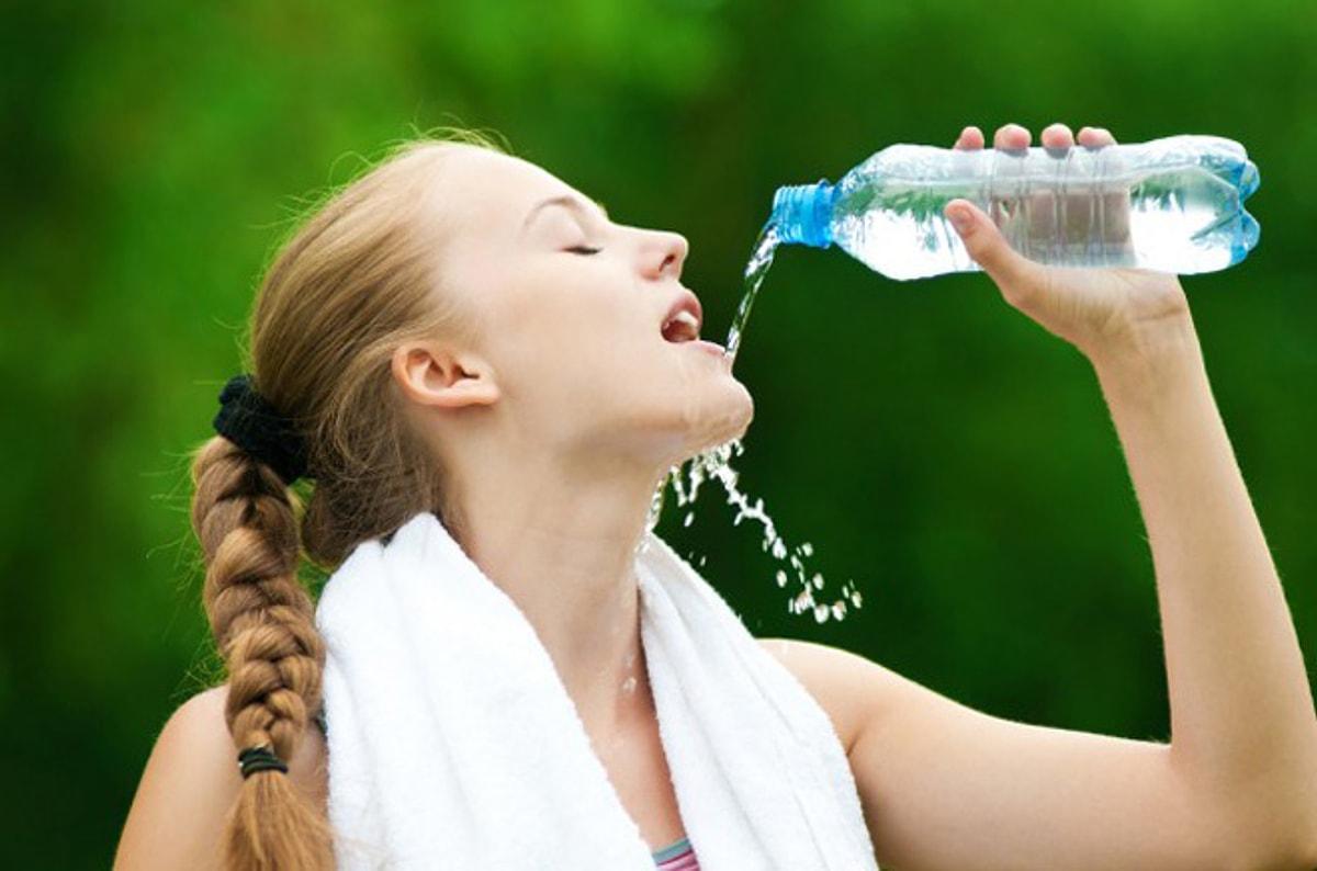 Https coomer su. Девушка пьет воду. Человек с бутылкой воды. Пьет из бутылки. Девушка с питьевой водой.