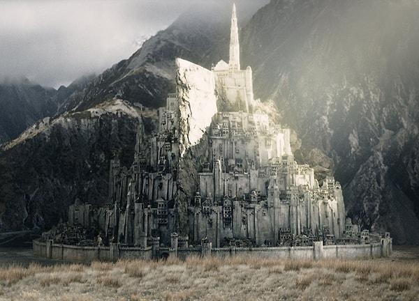 Gimli ve halkı Minas Tirith'i tekrardan onardı. Gondor ve Rohan için sayılamayacak işler yaptılar.