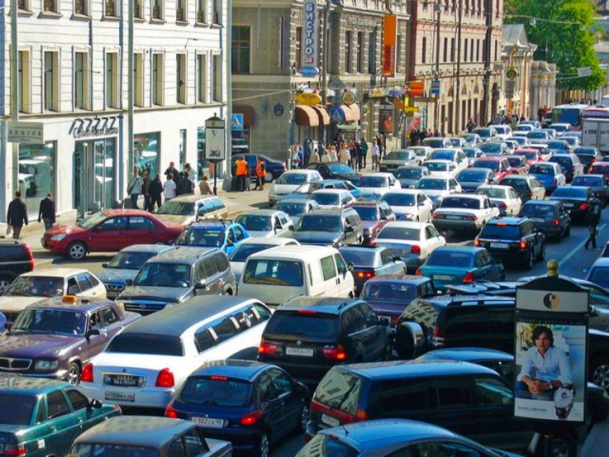В общественном центре городов транспорт. Пробки в Санкт-Петербурге. Машина на улице. Автомобильный транспорт. Автомобиль в городе.