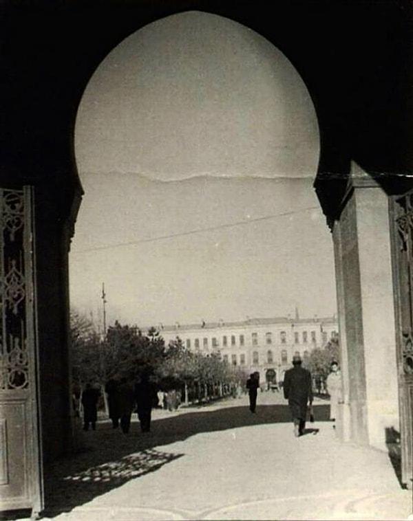 17. İstanbul Üniversitesi girişinden bakış (1930'lu yıllar, Beyazıt)
