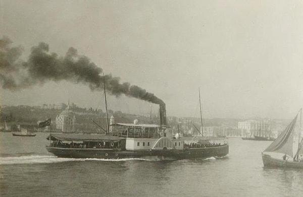 21. Dolmabahçe önlerinde yandan çarklı gemi... (1905)