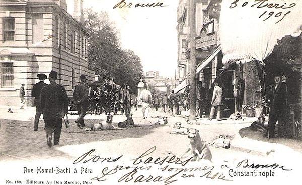 26. 1900'lü yıllarda gönderilen bir kartpostal. Beyoğlu İngiliz Konsolosluğu civarı