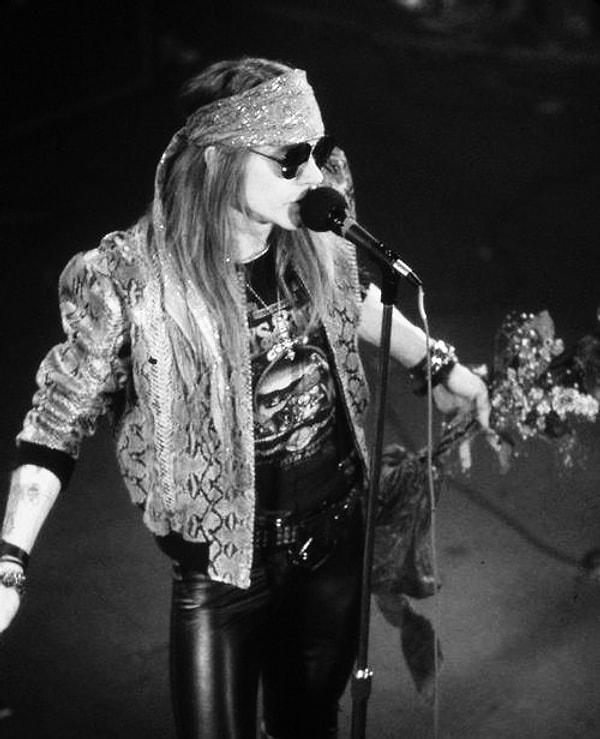 Guns N' Roses 1992'de, Venezuela'daki darbeden bir gün önce, Caracas'ta sahne almışlardır.