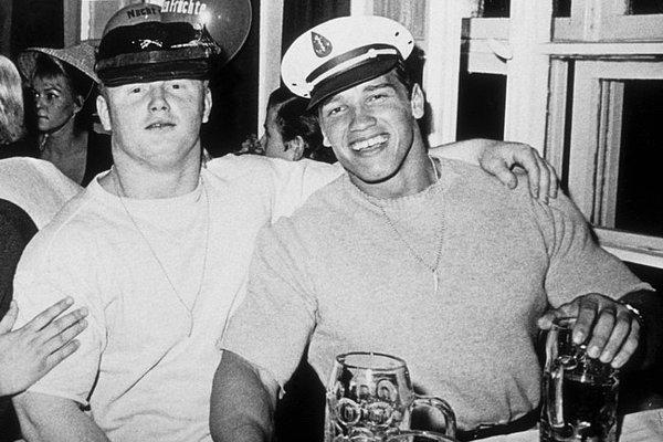 8. Amerika'ya Gitmeden Önce Genç Arnold Munich'te Bir Arkadaşıyla Octoberfest Kutlamalarında, Yıl 1967