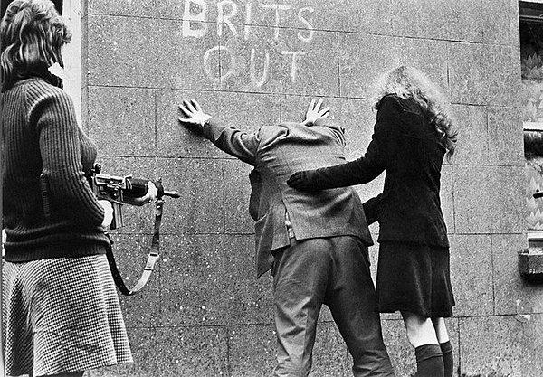 18. IRA Mensubu Kadınlar Sokakta Arama Yapıyorlar, İrlanda Yıl 1972