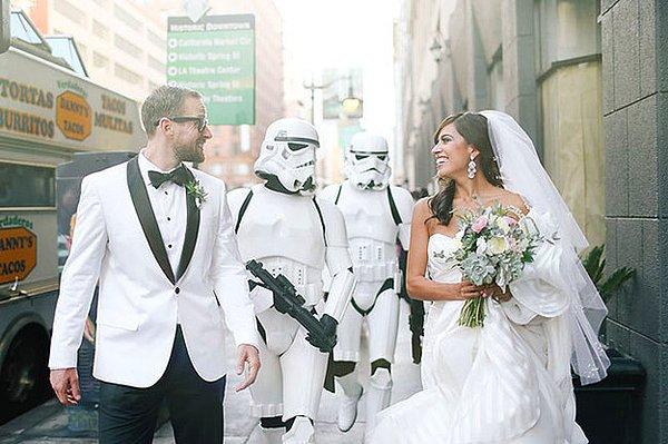 3. Stormtrooperlar eşliğinde düğün alanına girmişler.