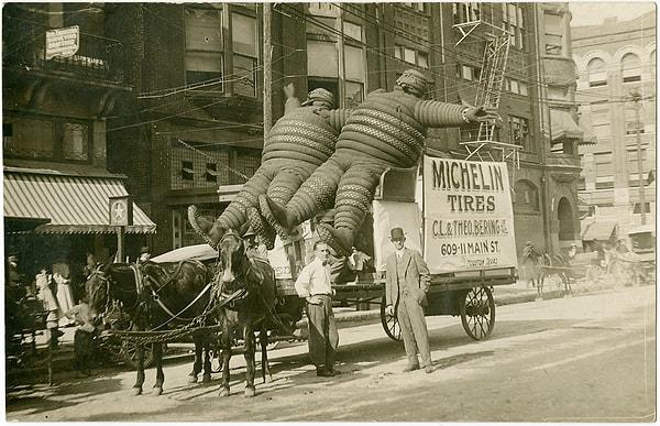 Tanıtım amacıyla kullanılan bu at arabası 1911 yılından. Lastiklerden yapılmış iki Michelin adamı adeta kabus gibi.
