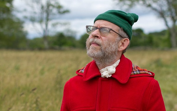 Moonrise Kingdom'da Anlatıcı Olarak Rol Alan Bob Balaban'ın Kıyafeti ve Şapkası