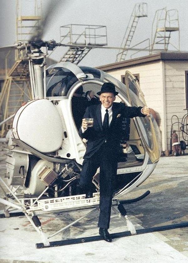 1. Frank Sinatra elinde içkisiyle helikopterden iniyor.