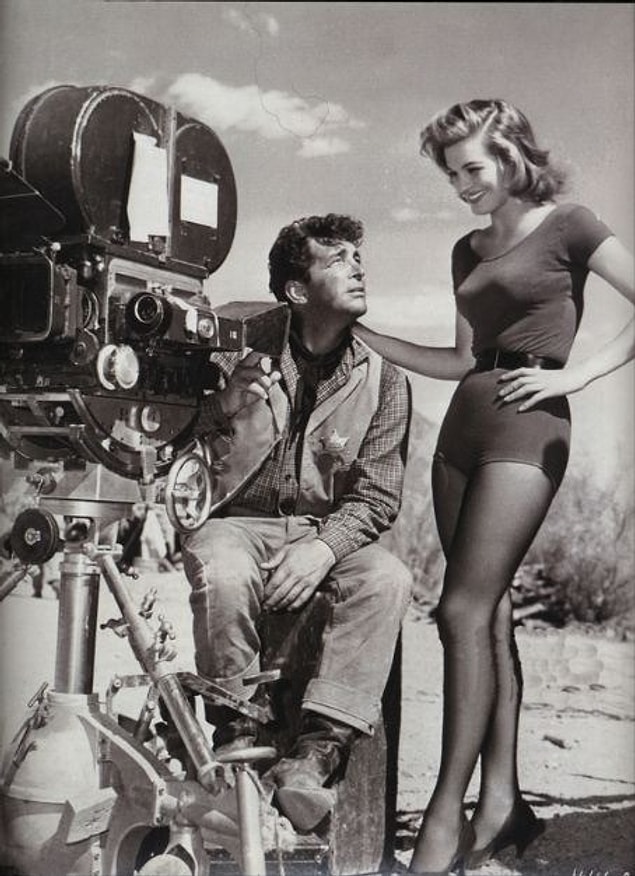 15. Dean Martin ve Angie Dickinson, Rio Bravo setinde, 1959.