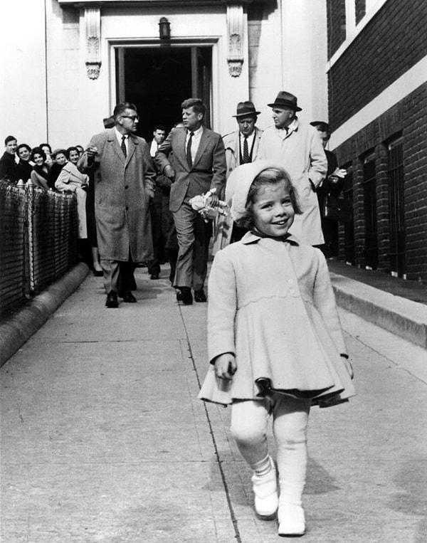 18. Caroline Kennedy önde yürürken, arkada yürüyen ve o zamanlar dünyanın en güçlü lideri kabul edilen babası onun oyuncak bebeğini taşıyor, 1960.
