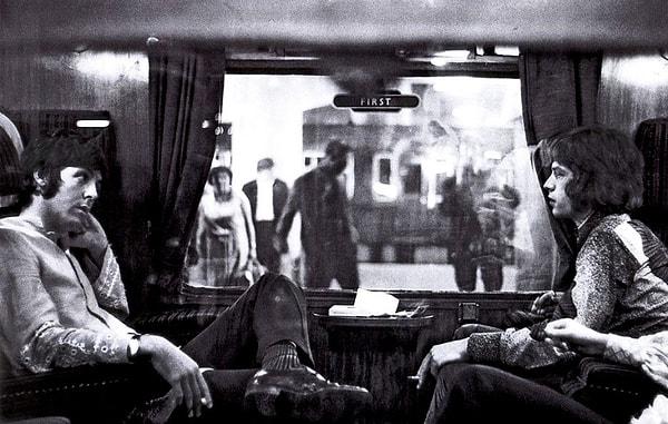 24. Bangor'a giden bir trende karşı karşıya oturan Paul McCartney ve Mick Jagger, 1967.