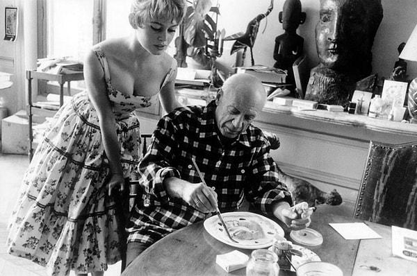 29. Brigitte Bardot, Pablo Picasso'nun Cannes yakınlarında bulunan stüdyosunu ziyaret ediyor, 1956.