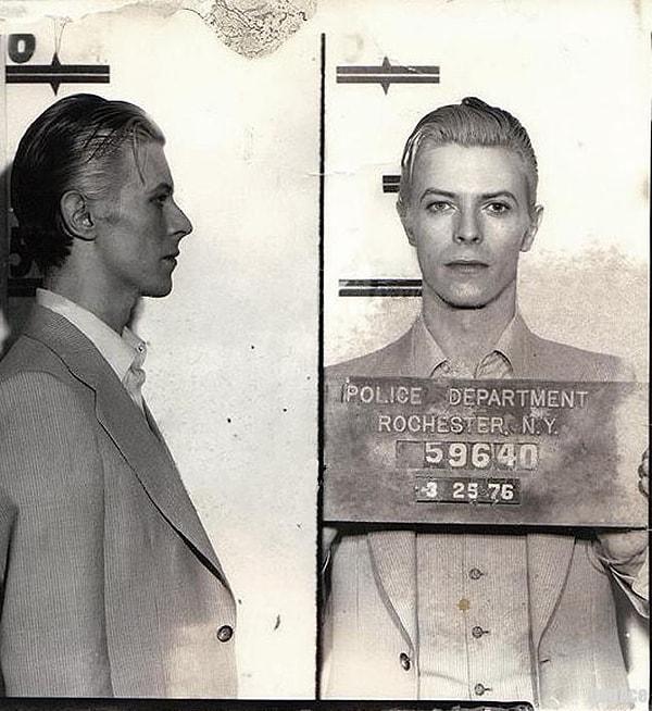 35. David Bowie'nin sabıka fotoğrafı.