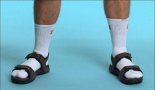 3. Sandaletin İçine Çorap Giymeyin.