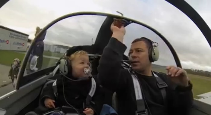 Küçük Oğluna Uçuş Deneyimi Yaşatan Pilot Baba