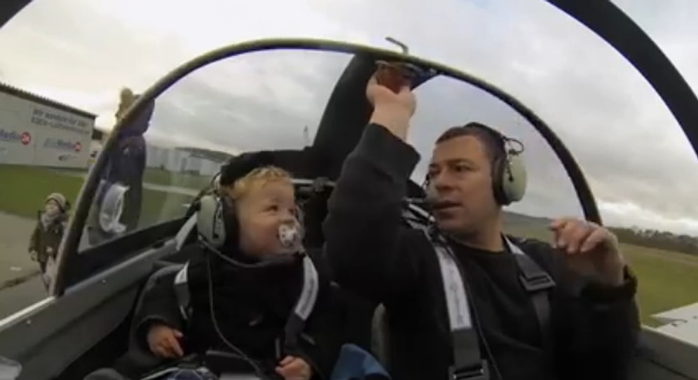 Küçük Oğluna Uçuş Deneyimi Yaşatan Pilot Baba