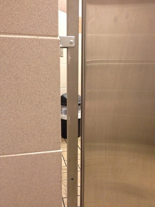 3. Tuvalet veya banyo kapısının aralığından, içerideki kişiyle göz göze geldiğiniz an.