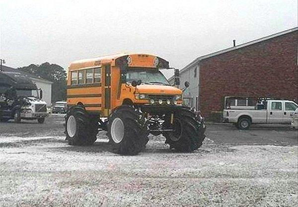 15. Bu okul otobüsünün şoförü ve taşıdığı çocuklar.