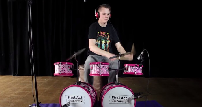 Çocuk Enstrümanlarını Kullanarak Müzik Yapan Çılgın Adamın Yeni Performansı