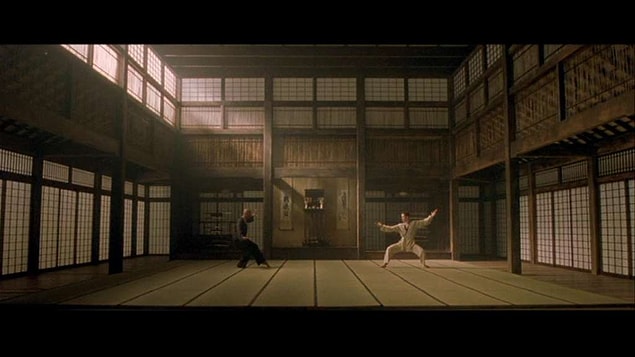 13. Fark ettiyseniz Matrix sahneleri hep yeşil tonda, gerçek dünyadaki kısımda da normal renkler hakim. Bunlardan tek değişik ton sarı olarak Morpheus ve Neo'nun birbirini patakladığı karate sahnesinde kullanılmış.