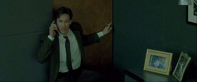 16. Morpheus'la ilk telefon görüşmesini yaptığı sahnede gerçekten de 34 kat yukarıdaki camın dışına çıkmış manyak Keanu. Dublör falan olmaksızın.