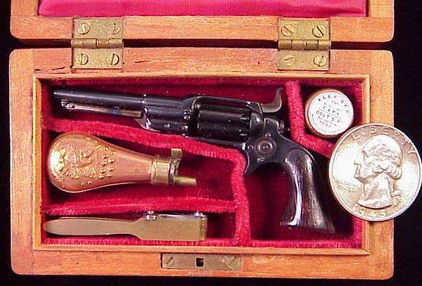 1.1/3 Boyutlarında bir 1855 Root Revolver