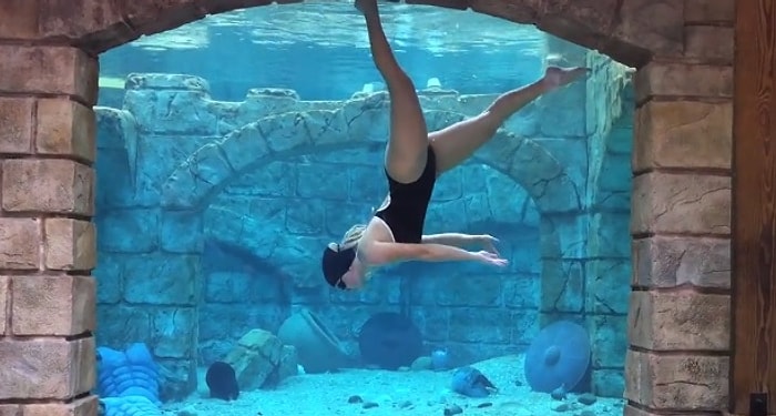 Gerçek Deniz Kızından Büyüleyici Sualtı Performansı