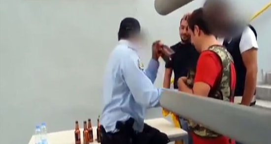 Stada Çaktırmadan Tekel Bayi Sokmaya Çalışan Taraftar