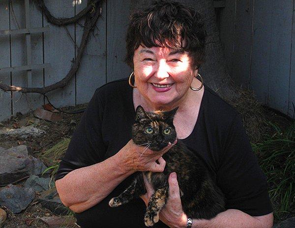Sharon Voorhees, Guinness Dünya Rekorları meselesine kız kardeşi ona, rekorun eski sahibi Poppy isimli kediden bahsedince dahil olmuş.