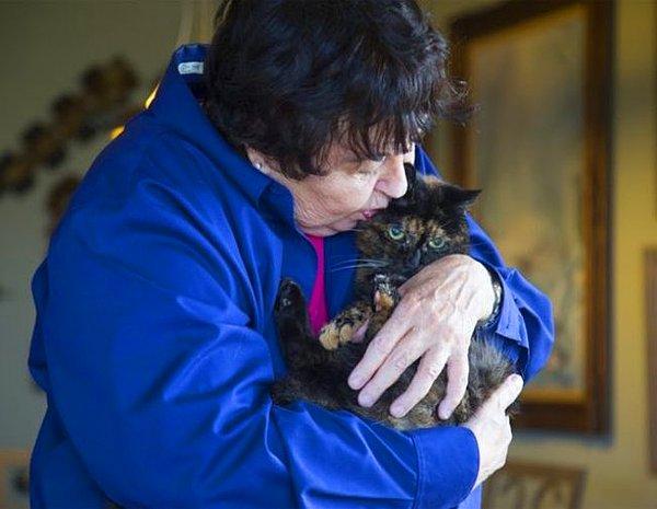 Sharon, Tiffany Two'yu 1988 yılında henüz yedi haftalıkken, 10 dolar karşılığında bir pet shoptan almış.