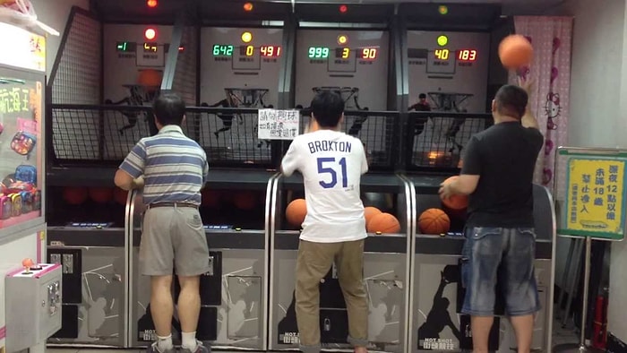 İki Eliyle Seri Halinde Aşırı Hızlı Basket Atan Adam