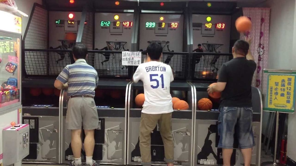 İki Eliyle Seri Halinde Aşırı Hızlı Basket Atan Adam