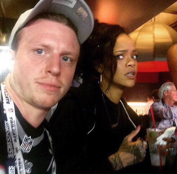 1. Rihanna ile fotoğraf çektirmek için yanına ilişen bu adam.