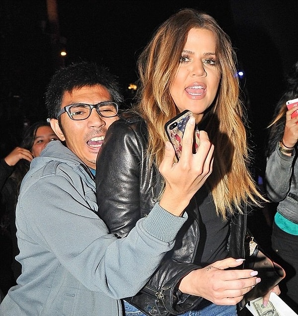 10. Khloe Kardashian'ın omzundan özçekim yapmaya çalışan hayranı.