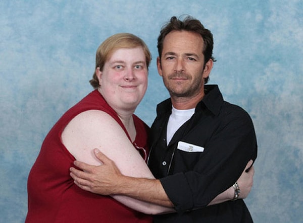 13. Luke Perry ile hayranı gerçekten sevgi kucaklaşması yapıyor.