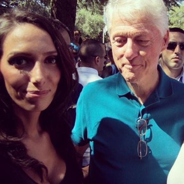 16. Bill Clinton o sırada başka şeylerle ilgileniyormuş gibi duruyor.