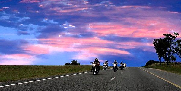 5. Motosiklet sürenler daha mutludur. Sürüş ve özgürlük hissi endorfin salgılamanıza neden olur. Motosiklet sürerken maruz kalınan güneş ışınları güçlü bir ruh hali için gerekli olan D vitamini seviyenizi arttırır.